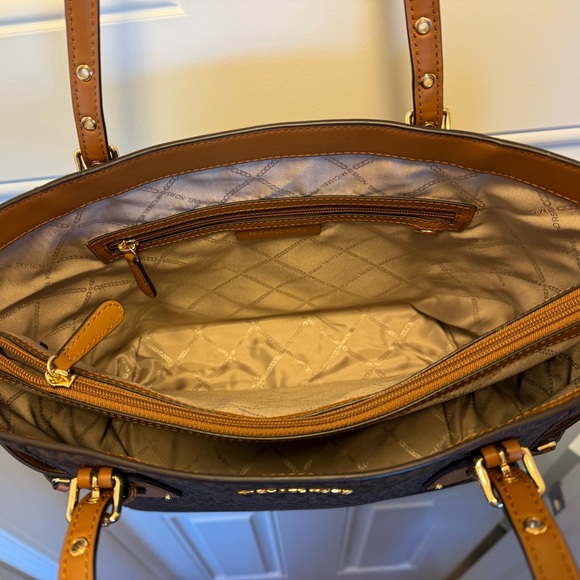 Michael Kors East West Tote - Picture 4 of 8